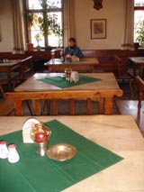 Authentisch: Die Wirtsstube mit blanken Tischen und Bänken