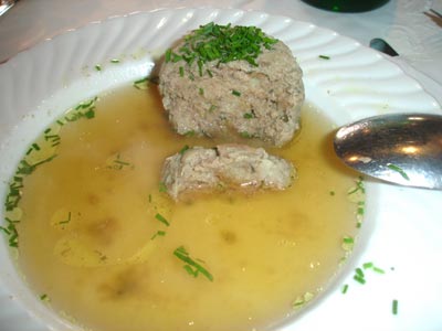 Locker-luftiger Leberknödel in einer kräftigen Brühe. Im Landgasthaus Weissenbeck, Unterbachern bei Dachau.