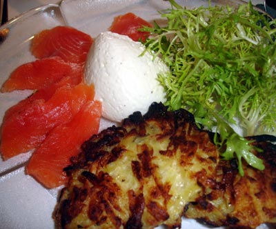 Hausgebeizter Saibling mit Mousse, fluffige Reiberdatschi und Friseesalat. Ebenfalls Weissenbeck.