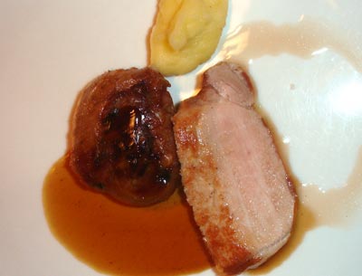 Saftiges Schweinekotelett von eigenen Bioschweinen mit einer kräftigen Sauce. Gasthaus Schweinsbräu, Glonn.