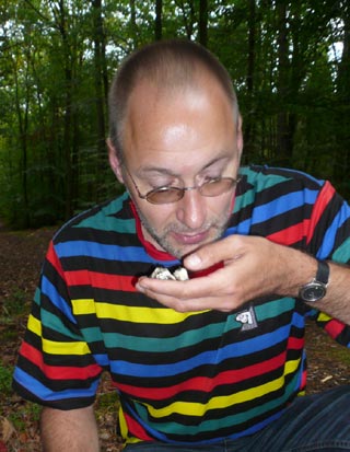 Christian Heinichen: Die Riechprobe hilft, die Art zu bestimmen — Alle Pilze sind essbar – manche allerdings nur einmal. Nein, im Ernst, es gibt bis auf wenige Ausnahmen kaum wirklich giftige. Der giftigste von allen ist der Knollenblätterpilz. Er ist absolut tödlich. Deshalb nur mit Experten wie Christian Heinichen suchen gehen. Oder die gesammelten Pilze bei Sammelstellen begutachten lassen.