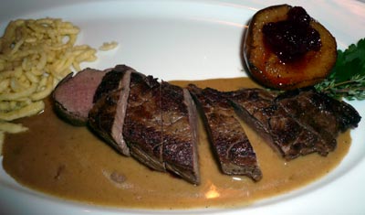 Krönender Höhepunkt des Menüs ist der perfekt auf den Punkt gebratene rosa Rehrücken aus heimischer Jagd mit hausgemachten Spätzle. Natürlich ergänzt um eine Birne, mit leider zu süßen Preiselbeeren. Dazu trinken Sie am besten den „Dollenseppl Kirschwein“ mit der Metzer Bratbirne.