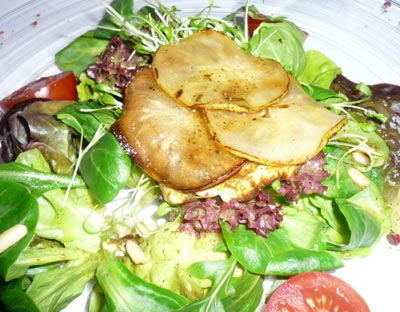 Über dem „Bett“ aus frischen Salaten thront ein marinierter Ziegenfrischkäse, gekrönt von leicht karamellisierten Scheiben der Champagnerbratbirne. Alles angemacht mit einem leicht säuerlichen Dressing, was die Süße der Birne wunderbar ausbalanciert. Dazu passt perfekt der hauseigene Birnenschaumwein Brut.