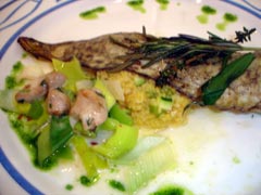 Trüsche mit Couscous, Lauch, gegrilltem Rosmarin. Acht Minuten lang bei 80 Grad konfiert wurde die Trüsche, eine Spezialität des Sees. So bleiben Eiweiß und Geschmack erhalten. Kleiner Gag: Der Rosmarin ist ein natürlicher Zuckersenker.