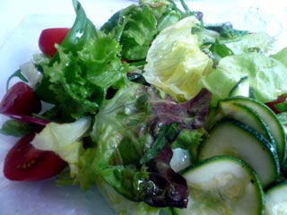 Verdient nach so einer herrlichen Wanderung haben Sie sich eine Stärkung. Am besten gehen Sie ins ein paar Kilometer entfernte Moos, wo Klaus Neidhart im „Gottfried“ immer die frischesten Fische aus dem See auf der Karte stehen hat. Bei ihm bekommen Sie auch noch einen richtig angemachten Salat mit Zutaten aus der umliegenden Gemüsehalbinsel Höri. Geschlossen hat das „Gottfried“ am Donnerstag. Am besten rufen Sie an unter 07732/92 420 oder www.hotel-gottfried.de