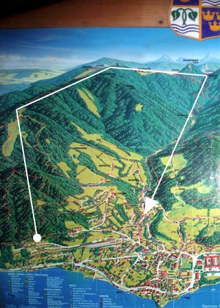 Da geht’s lang: Vom Bahnhof Tegernsee zickzackt der Weg rund 500 Höhenmeter hoch zum Berggasthof Neureut. Von da führt ein weiter Bogen über die Gindelalm zur Kreuzbergalm und von da zurück nach Tegernsee