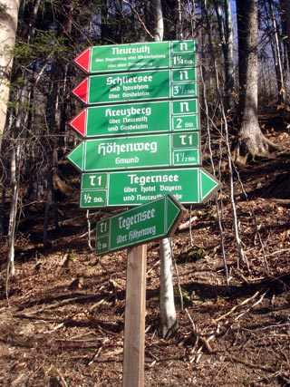 Optimistischer Wegweiser: Insgesamt dauert die Wanderung rund fünf Stunden