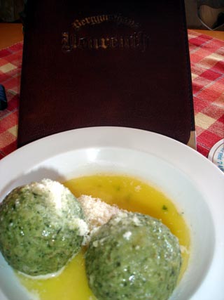 Die erste Stärkung nach dem Aufstieg: Sehr gute Spinatknödel im Berggasthof Neureut, einer Einkehr, wo sogar ordentlich gekocht wird