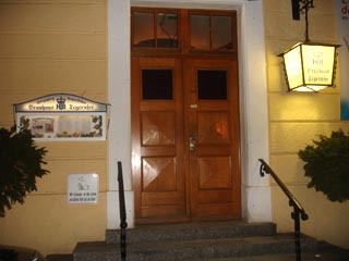 Wer das Bräustüberl nicht kennt, kennt Bayern nicht. Eine urgemütliche Gastlichkeit, in der nicht einmal die Wichtigtuer aus Düsseldorf stören