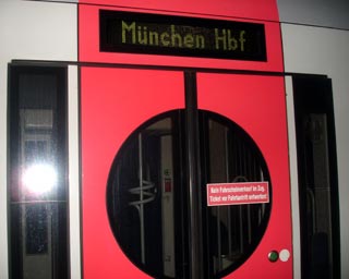 Eine Stunde braucht der Zug nach München. Glück, was willst du mehr!