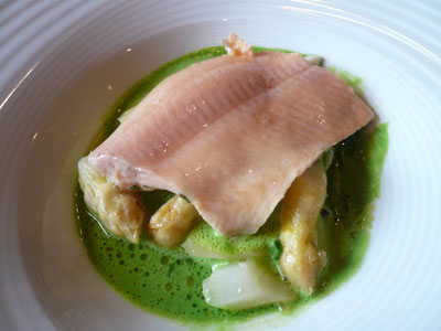 Perfekt niedrig gegart: Saibling mit Brunnenkresse, Spargel und Morcheln