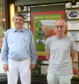 Vor dem "Zucker-zähm"-Schaufenster: Dr. Siegfried Schlett