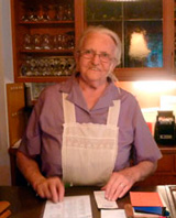 Mit 82 noch hinterm Tresen: Annemarie Kropf, Seele des "Adlers"